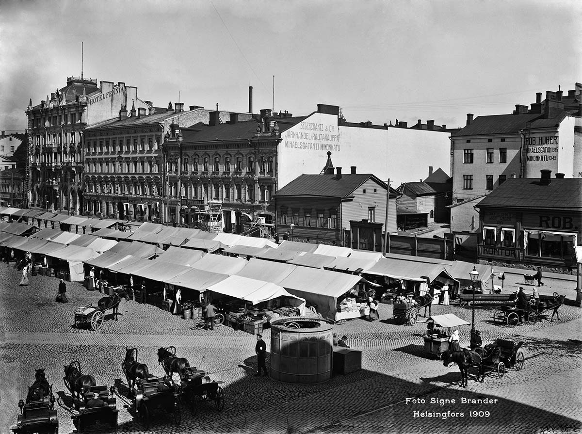 Helsinki. Market and Hotel Fennia at Railway Square