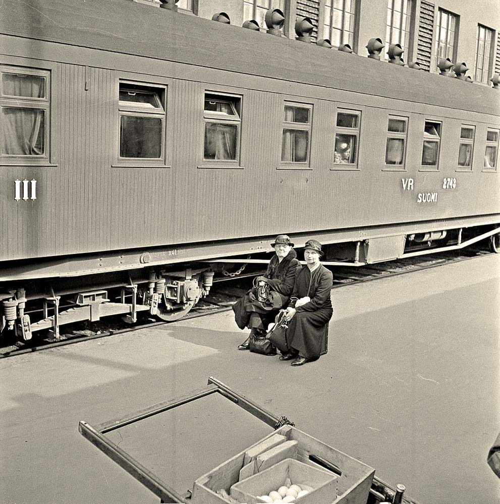 Helsinki (Helsingfors). Perron of Central Railway Station, 1941