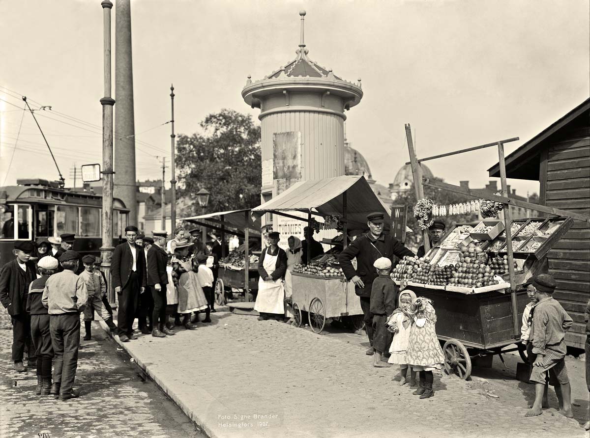 Helsinki (Helsingfors). Russian fruit merchants at Hakaniementori, 1907